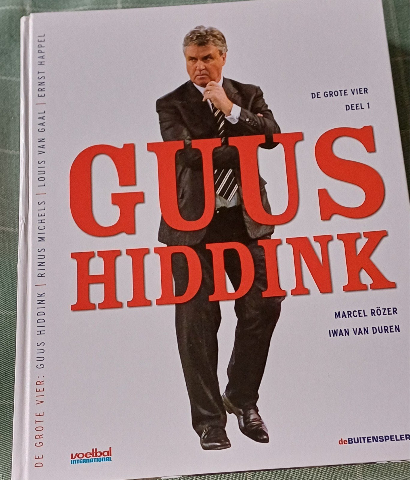 Boek: Guus Hiddink - De Grote Vier (Deel 1), Boeken, Ophalen of Verzenden, Zo goed als nieuw, Marcel Rözer, Iwan van Duren, Nederland