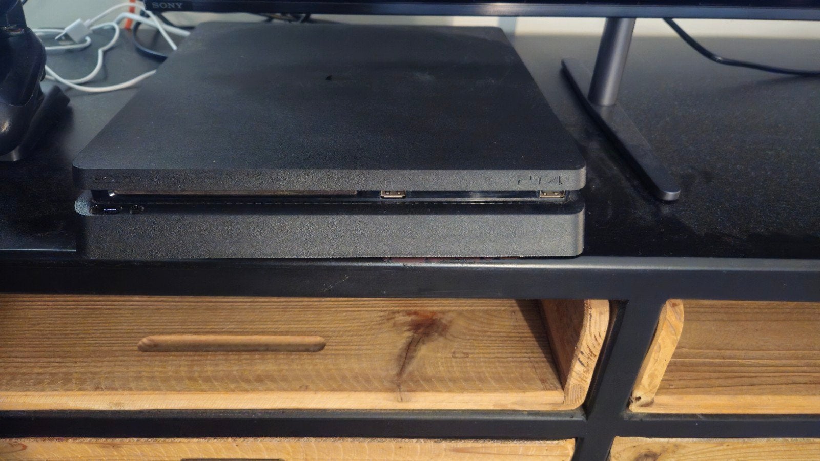 PlayStation 4 Slim 1TB + 2 Controllers + Charging Dock, Met 2 controllers, Ophalen of Verzenden, Zo goed als nieuw, 1 TB