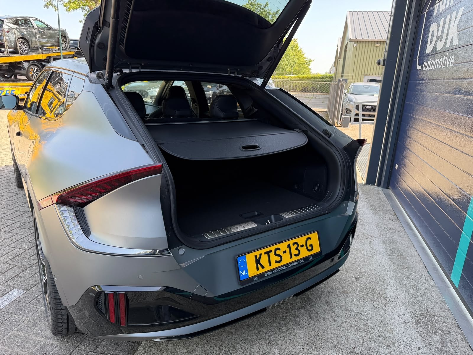 Kia Ev6 GT Performance 585 PK AWD 77.4 kWh Panoramadak Moons, Auto's, Automaat, 12 maanden, Zwart, Parkeerassistent