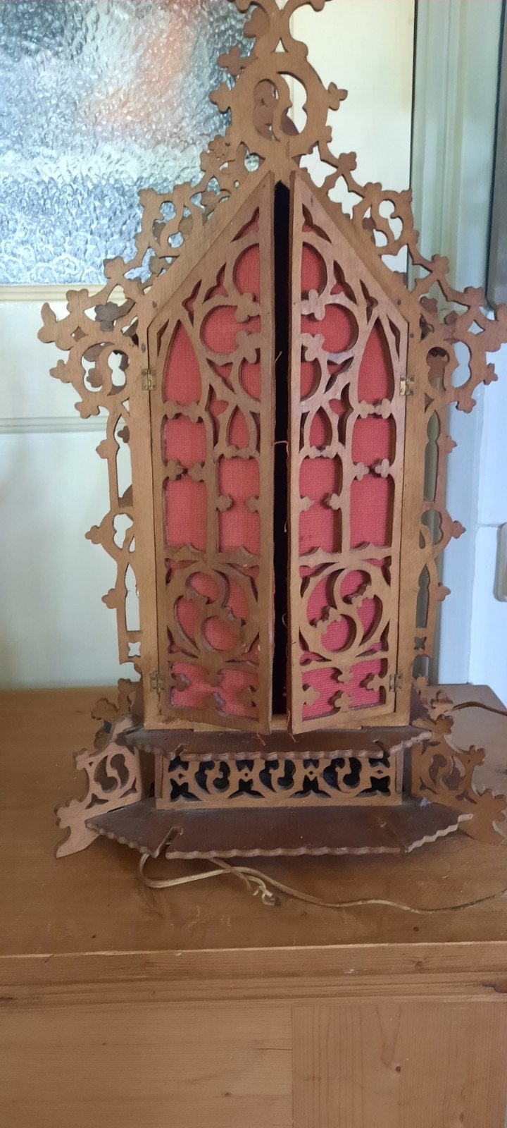 Antieke Houten Gotische Stijl Lamp met Rode Voering, Ophalen of Verzenden