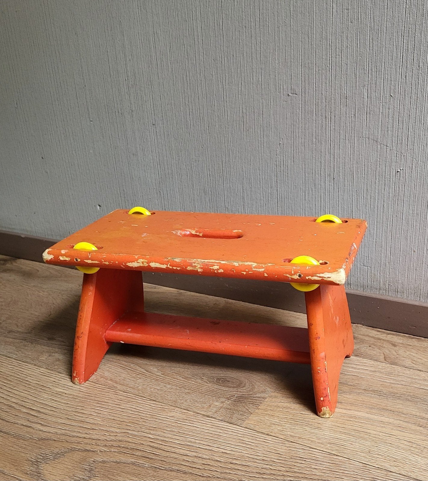 Oud oranje / rood houten bankje / krukje, Ophalen of Verzenden