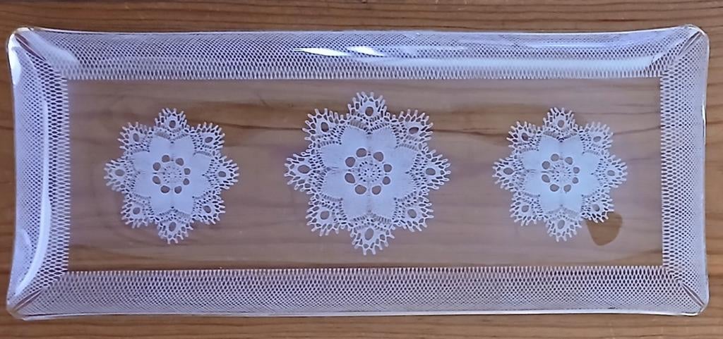 Glazen schaal met kanten motief - 34,5 x 14,2 cm, Antiek en Kunst, Antiek | Glas en Kristal, Ophalen of Verzenden