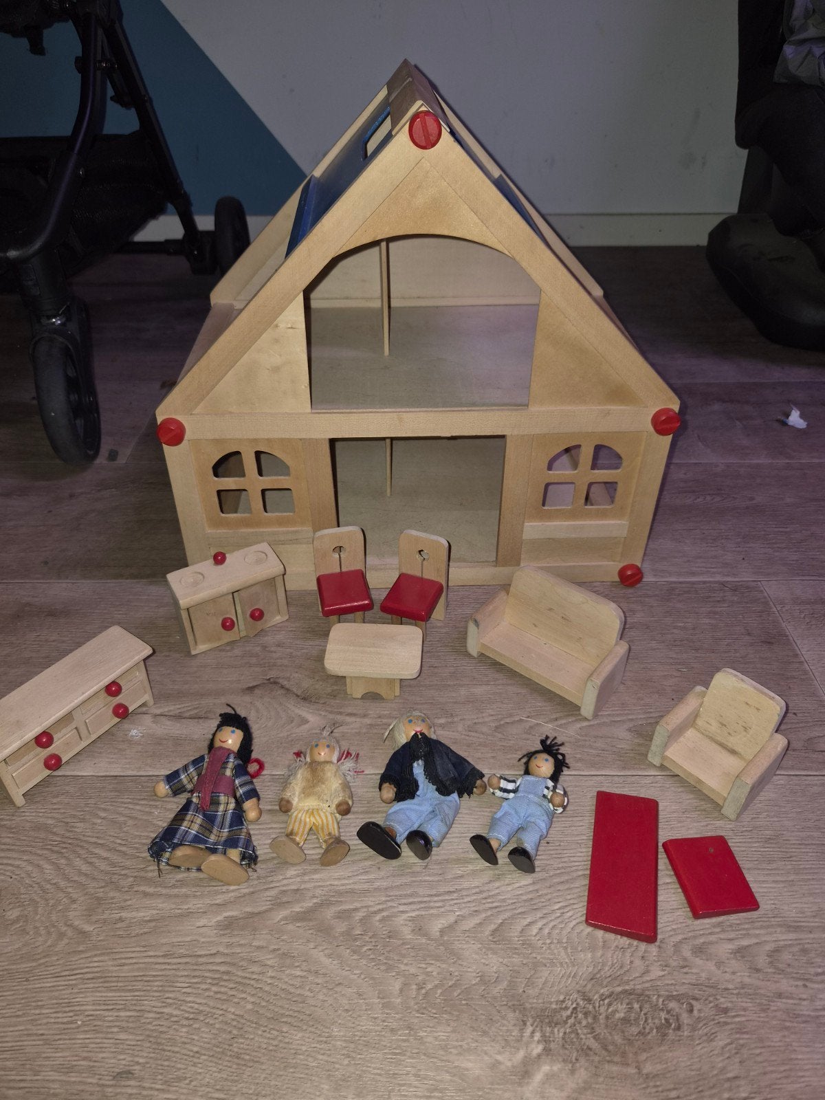 Houten poppenhuis met meubels en poppen, Ophalen, Gebruikt, Poppenhuis