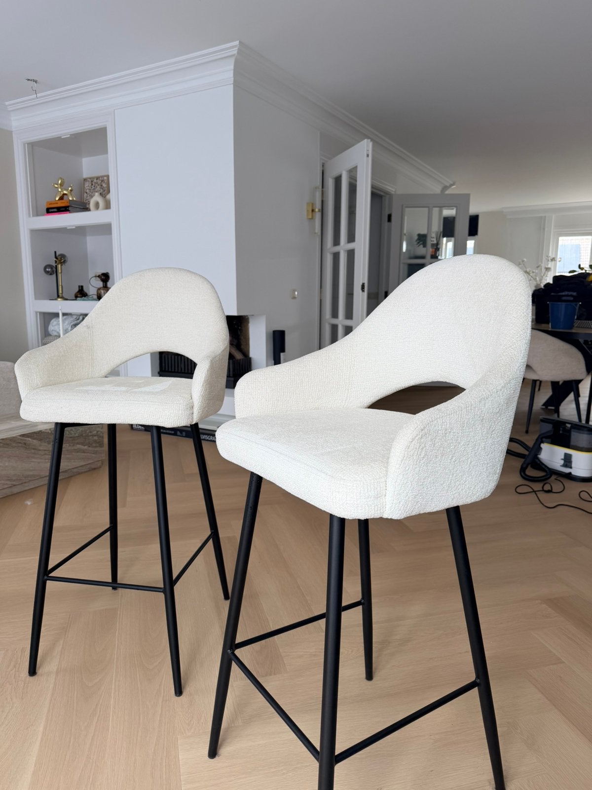 Barkrukken off-white, 2 krukken, Ophalen, Zo goed als nieuw, 60 tot 90 cm