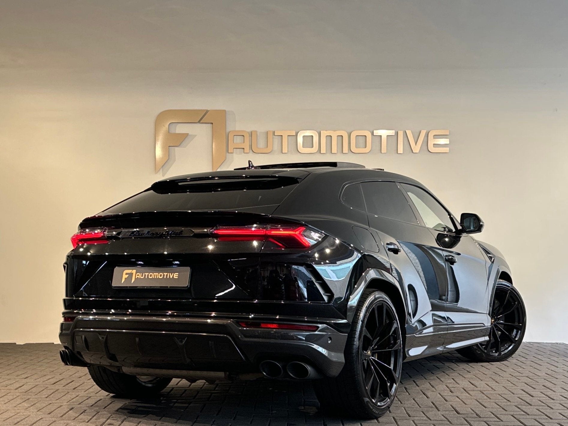 Lamborghini Urus 4.0 V8 Pano|Carbon|B&O 3D|Massage|Memory, Auto's, Automaat, Dealer onderhouden, Urus, Gebruikt