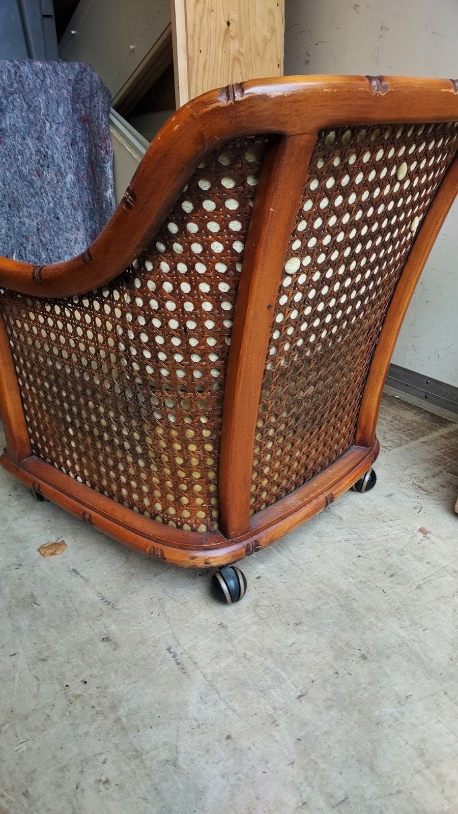 Vintage rotan fauteuil met wielen en groene bekleding, Ophalen of Verzenden
