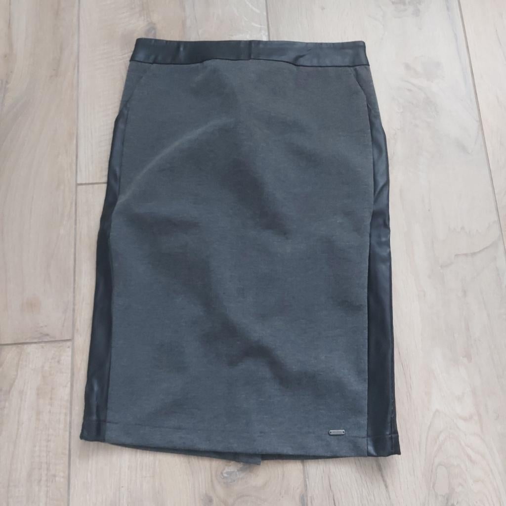 Milla kokerrok grijs met leather look details - maat 36, Kleding | Dames, Rokken, Ophalen of Verzenden, Zo goed als nieuw, Maat 36 (S)