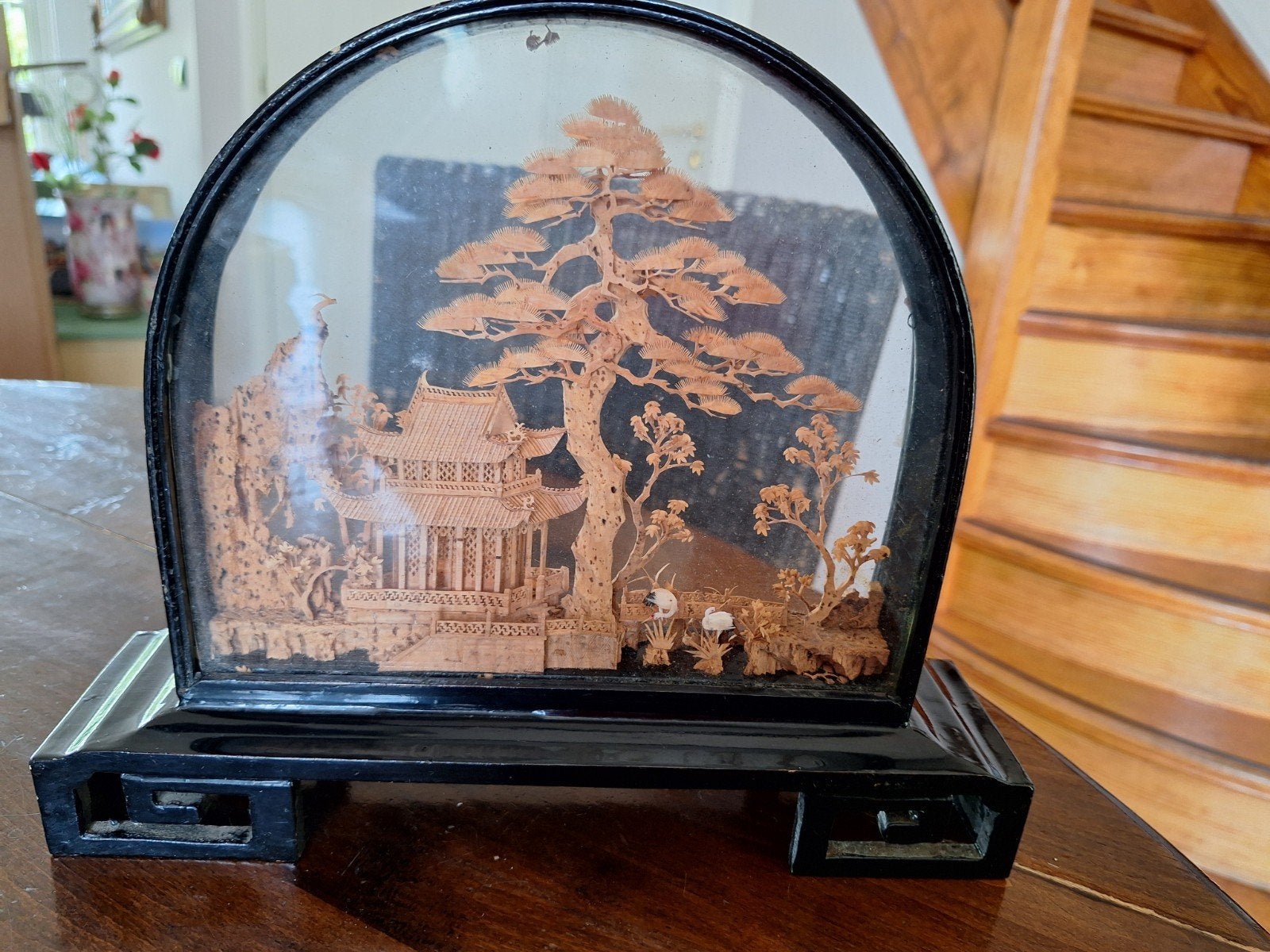 Vintage Chinese Kurksculptuur in Glazen Vitrine, Ophalen