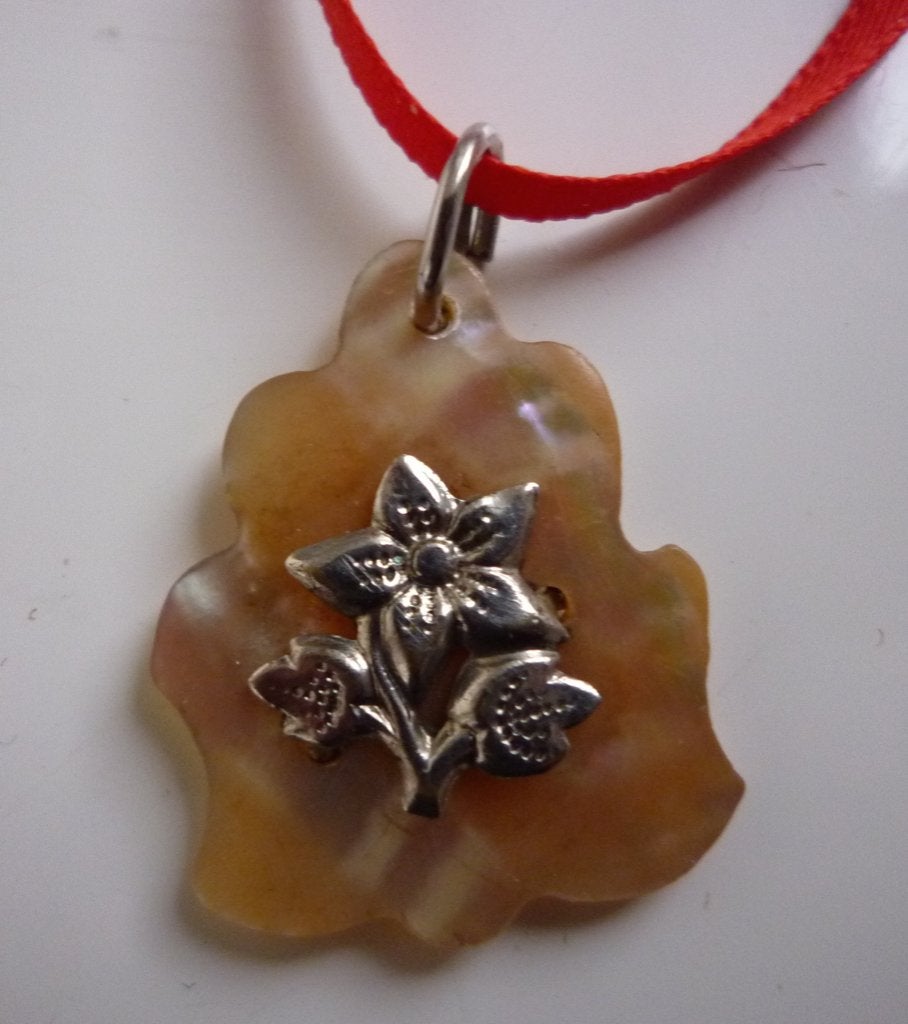 990 ANTIEK KETTINGHANGER VAN PARELMOER MET ZILVER EDELWEISS, Overige materialen, Verzenden, Nieuw, Bloem of Plant