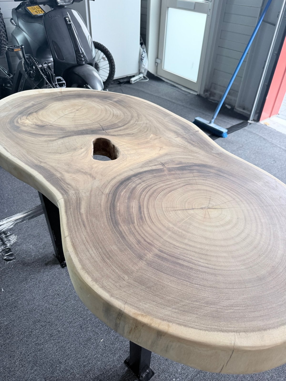Massief houten boomstamtafel met zwart stalen onderstel, 100 tot 150 cm, Nieuw, Overige vormen, Vier personen