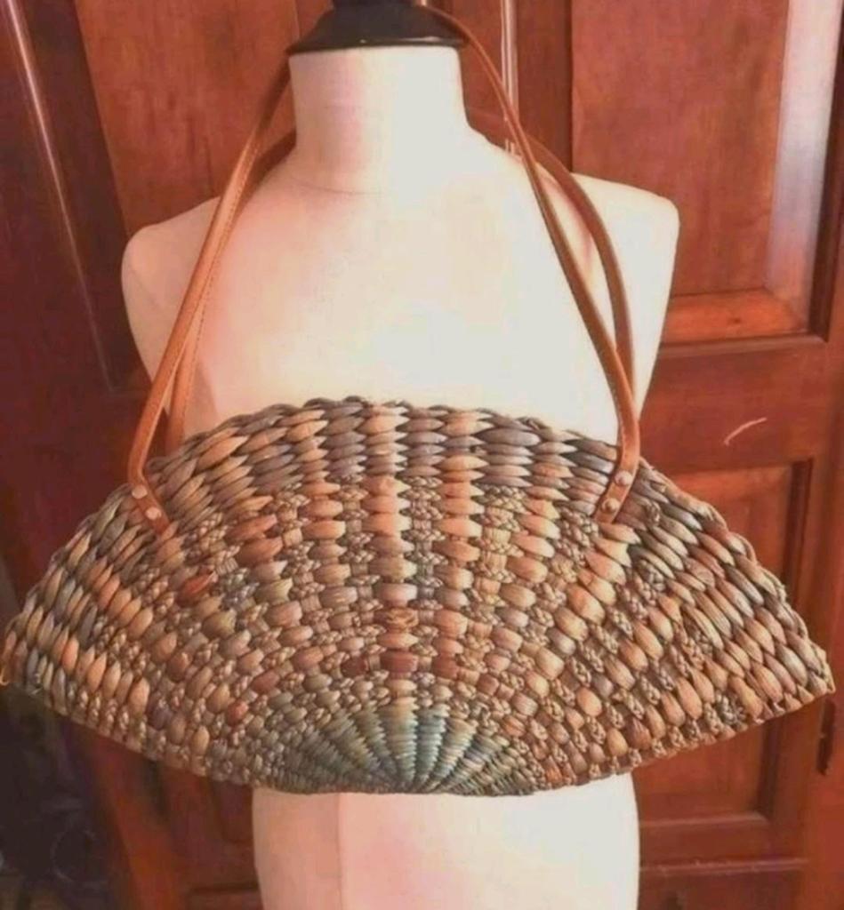 Riet gevlochten halve maan schouder tas zand met aqua, Sieraden, Tassen en Uiterlijk, Tassen | Damestassen, Verzenden, Nieuw, Beige