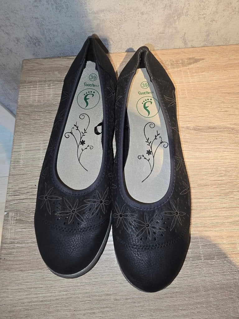 Zwarte FootFlexx ballerina's met bloemmotief, maat 39, Kleding | Dames, Schoenen, FootFlexx, Zwart, Zo goed als nieuw, Ballerina's