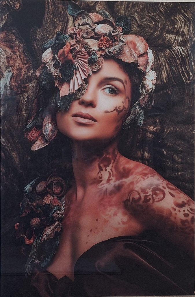 Vrouw met bloemen op Plexiglas, Kunststof, Achter glas, Ophalen of Verzenden, Overige technieken