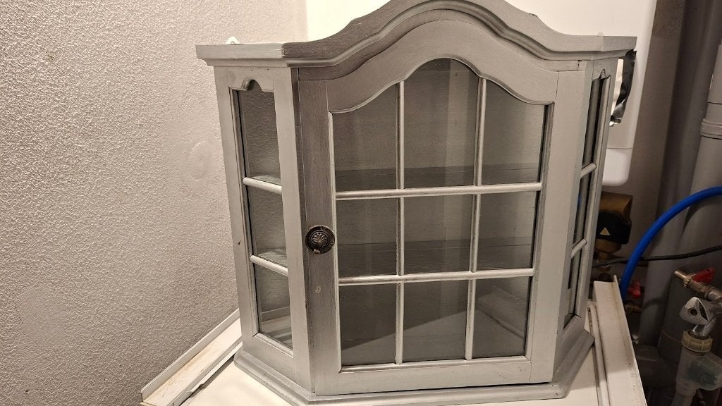 Vitrinekastje zilverkleurig metallic geschilderd, Ophalen