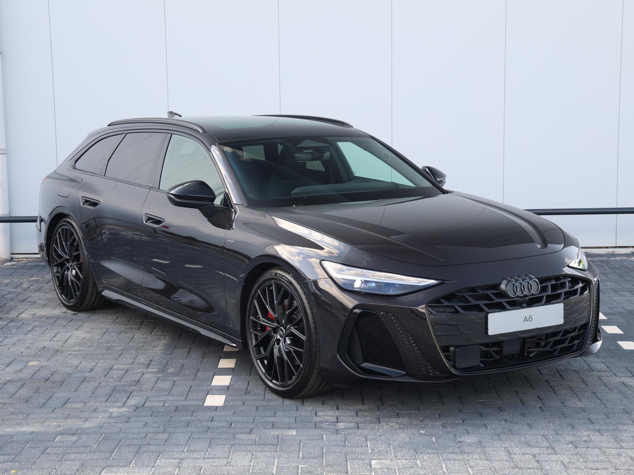 Audi A6 Avant S edition Competition e-hybrid 270 kW / 367 B&, Auto's, Audi, Automaat, 2165 kg, 150 min, 26 kWh