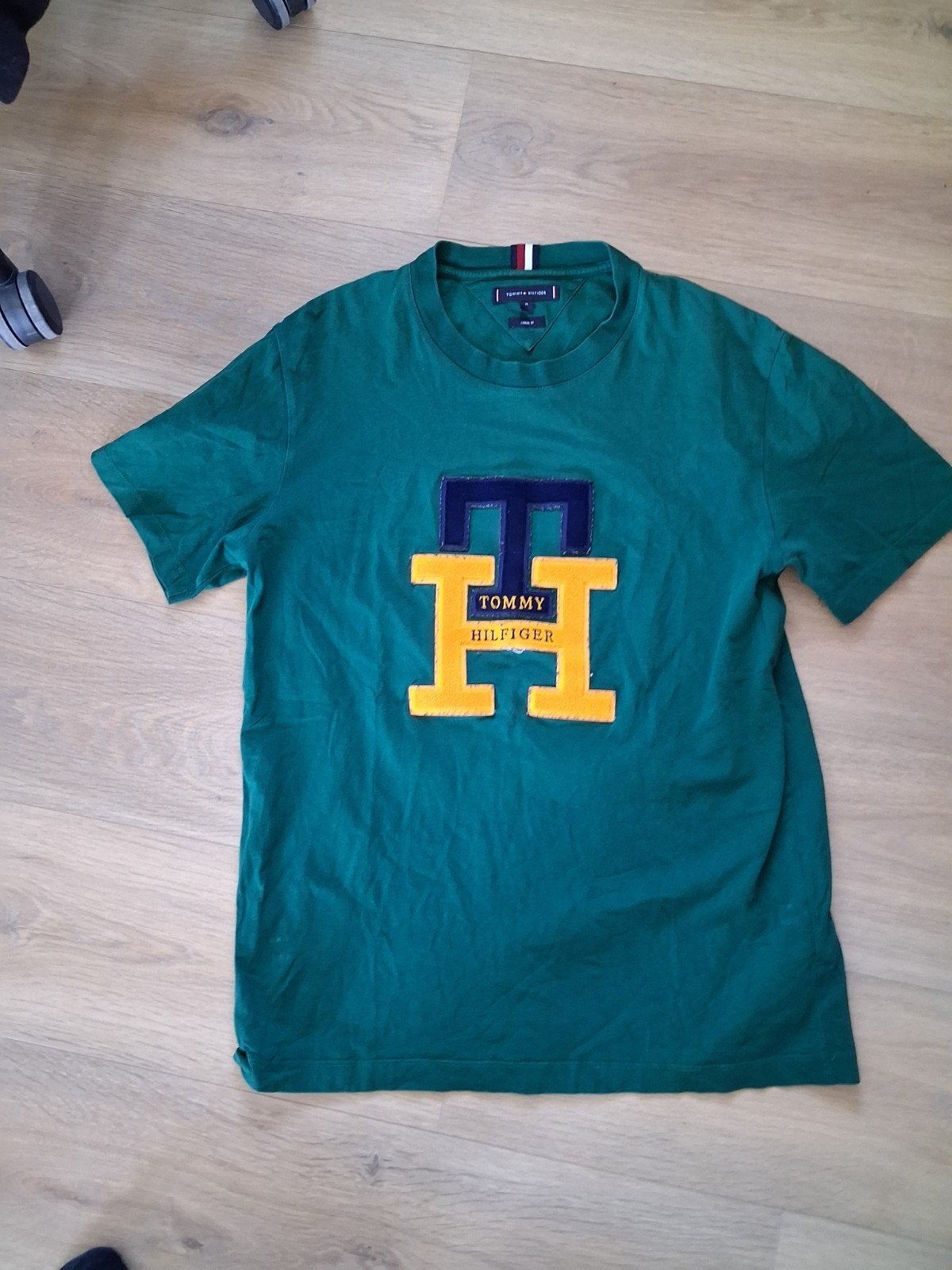 Groen Tommy Hilfiger T-shirt Maat M met Opvallend Logo, Maat 48/50 (M), Tommy Hilfiger, Ophalen of Verzenden, Zo goed als nieuw