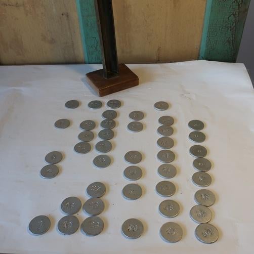 Buis met schijfjes cijfers rond metaal circa 40 stuks, Ophalen of Verzenden