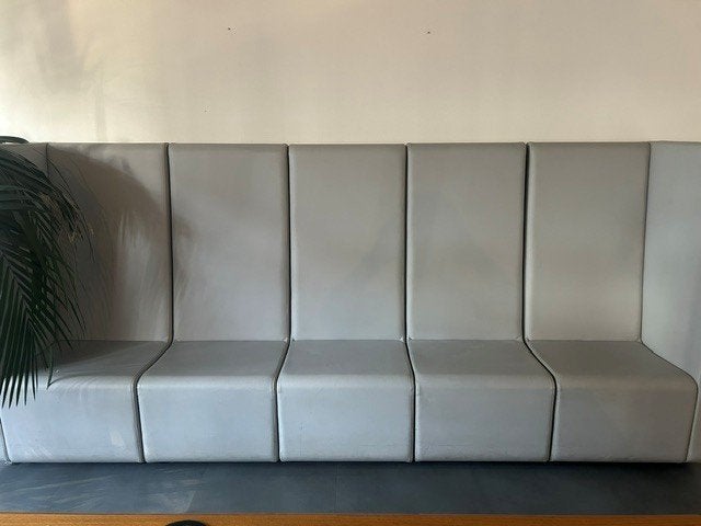 Modulaire leren wandbank 320 cm – horeca / kantoor – grijs, Diversen, Ophalen, Zo goed als nieuw