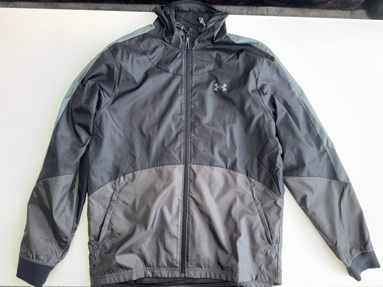 Under Armour jas, ongedragen maat M, Ophalen of Verzenden, Zo goed als nieuw, Maat 48/50 (M), Zwart
