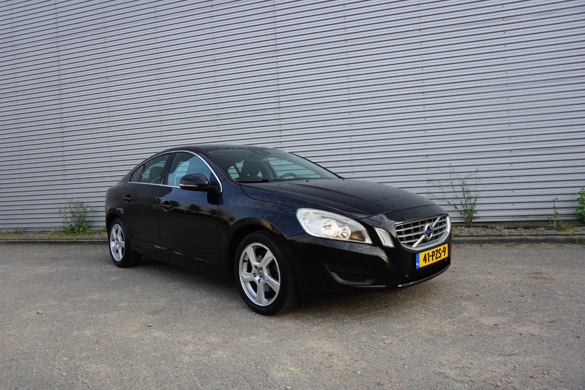Volvo S60 1.6 T4 Momentum AUTOMAAT - Climate / Navi / Cruise, Auto's, Stof, Gebruikt, 179 pk, S60