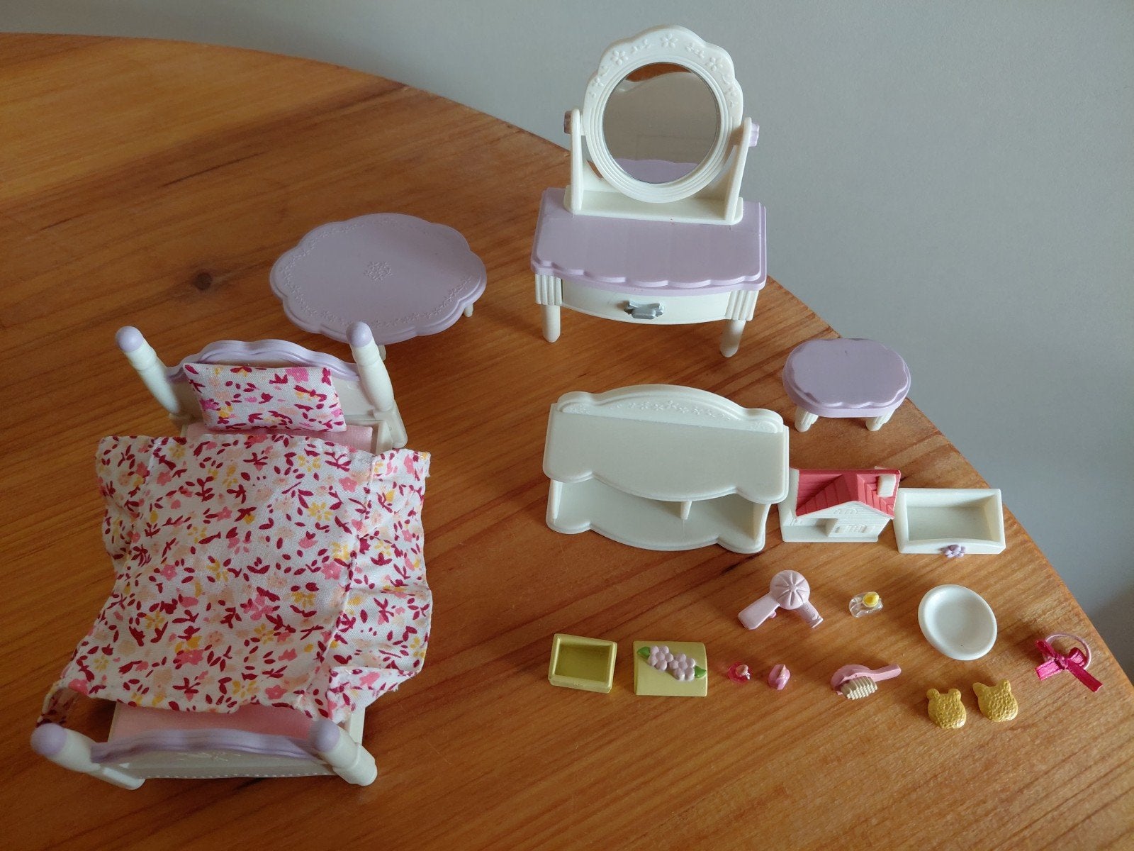 Sylvanian Families meisjeskamer/bed/kaptafel, Ophalen of Verzenden, Zo goed als nieuw, Poppenhuis