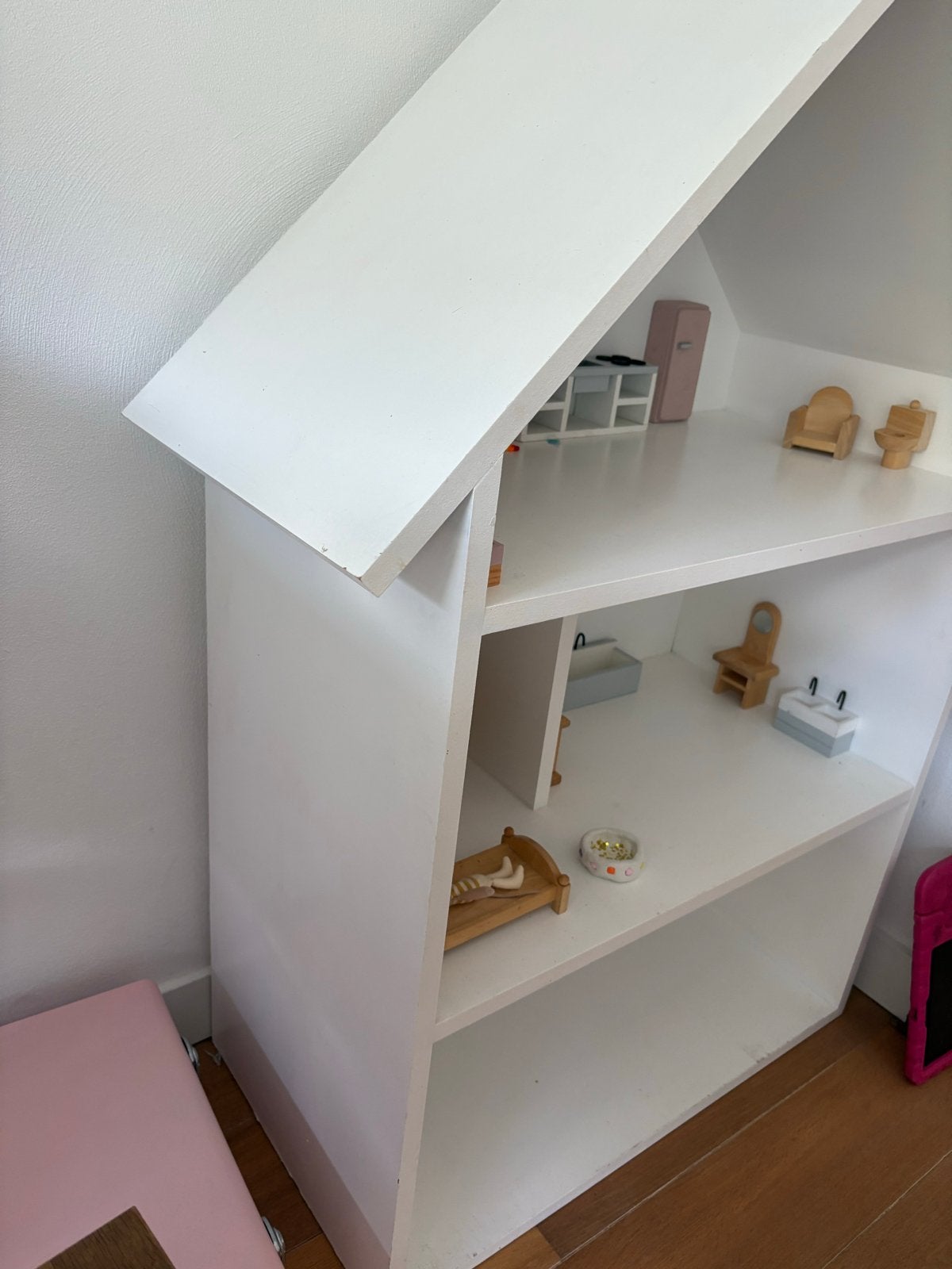 Houten poppenhuis met meubeltjes, Ophalen, Gebruikt, Poppenhuis