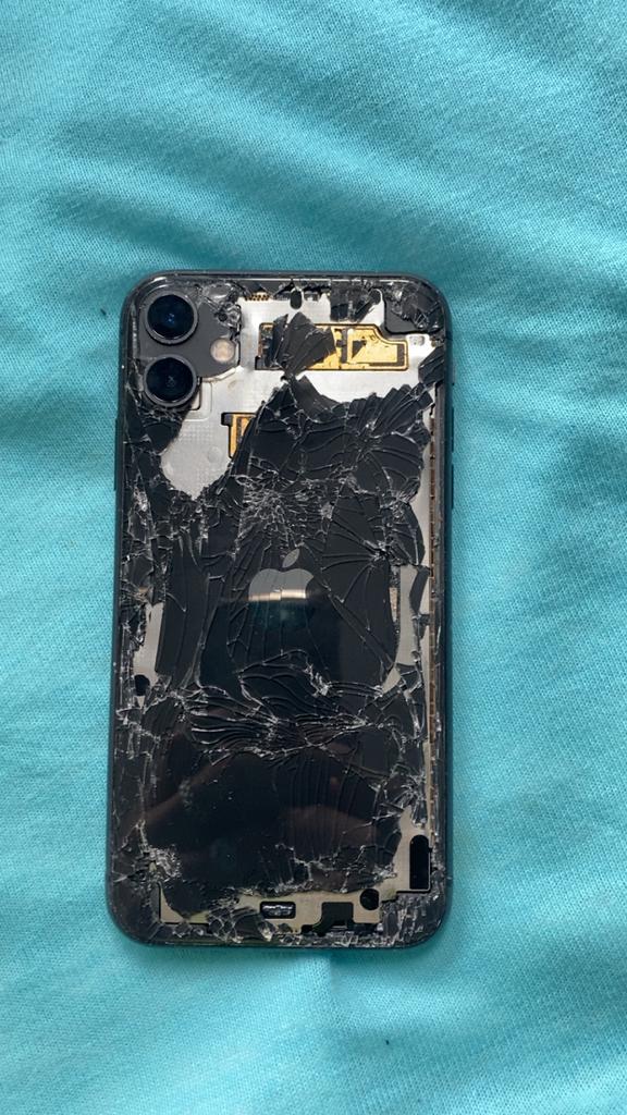 iPhone 11 met kapotte achterkant, Telecommunicatie, Mobiele telefoons | Apple iPhone, Zonder simlock, Niet werkend, Zonder abonnement