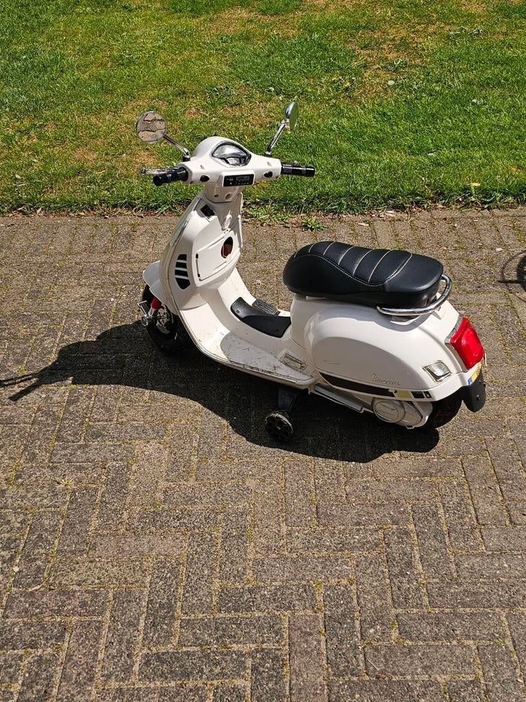 Witte Vespa kinder scooter met zijwieltjes, Ophalen, Gebruikt