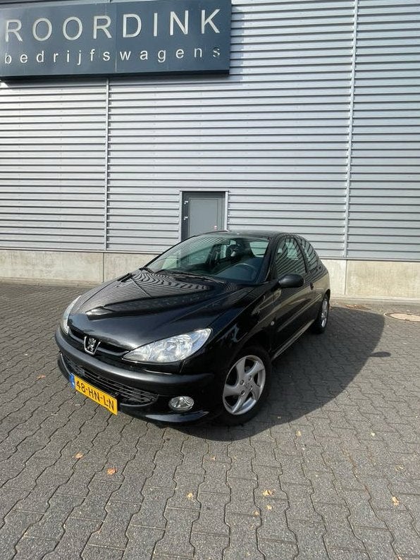 Peugeot 206 1.6 16V Gentry 3D 2001 Zwart, Auto's, Voorwielaandrijving, 15 km/l, 40 €/maand, Zwart