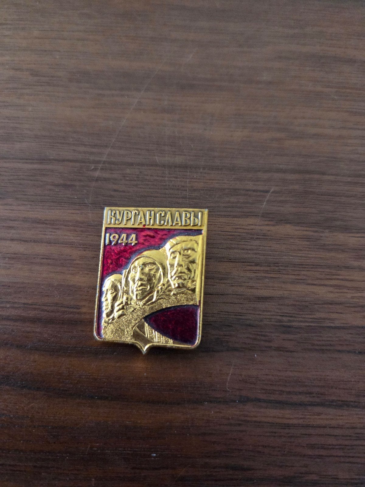 R 077 Vintage Sovjet-Unie Speldje 'Koergan van Glorie' 1944, Verzamelen, Ophalen of Verzenden, Gebruikt, Overige onderwerpen, Speldje of Pin