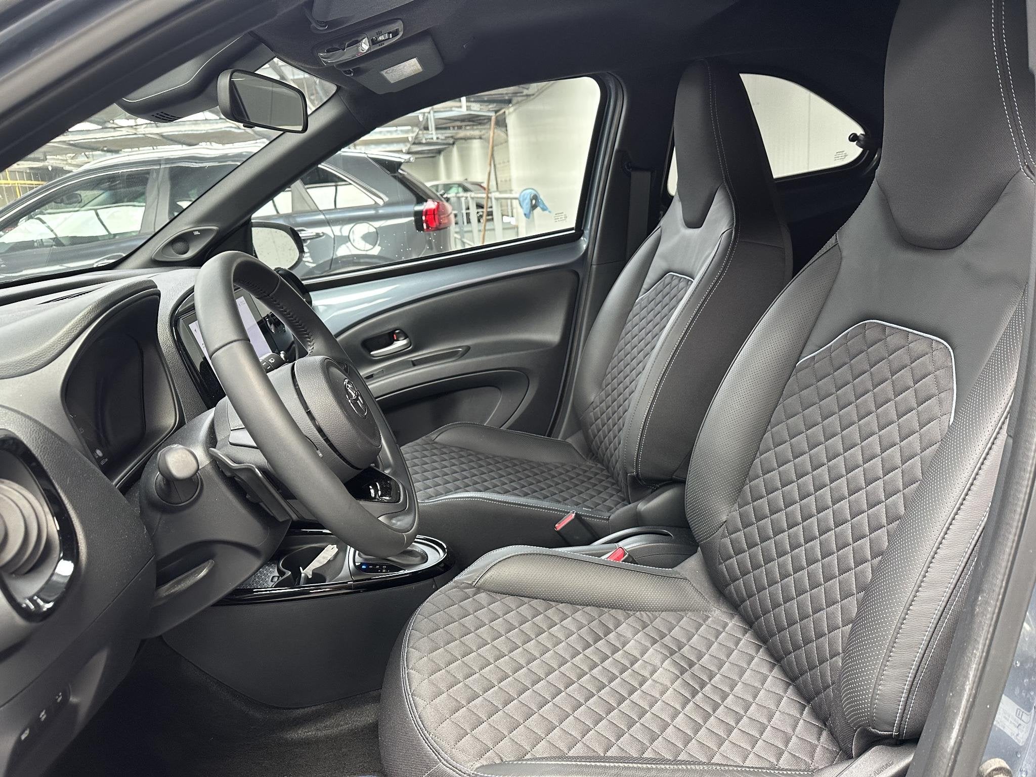 Toyota Aygo X 1.0 VVT-i S-CVT Premium, Gebruikt, 4 stoelen, Leder en Stof, Origineel Nederlands