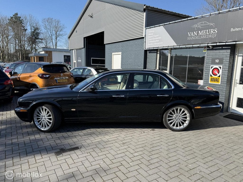 Jaguar XJ 2.7D V6, Leder, navigatie automaat, apk 06-2026, Auto's, Gebruikt, Beige, 197 €/maand, Zwart