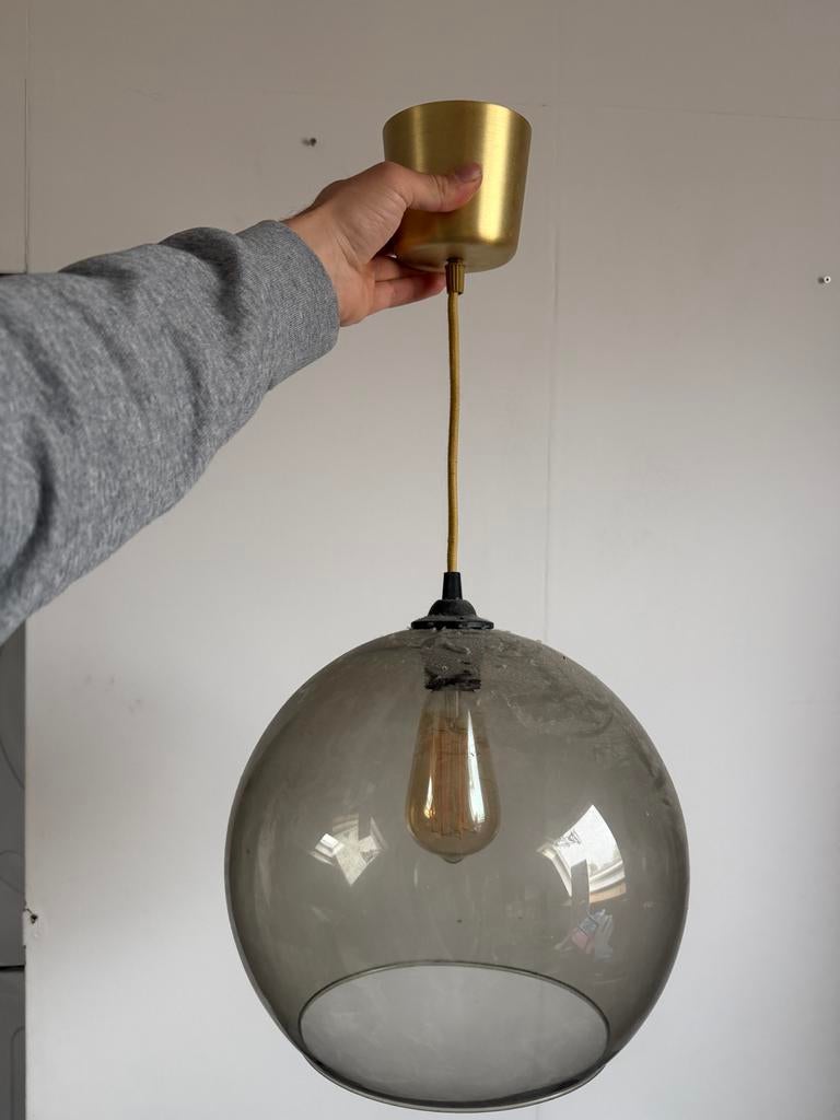 Gouden hanglamp met glazen bol - Modern design, Ophalen of Verzenden, Gebruikt, Glas, Minder dan 50 cm