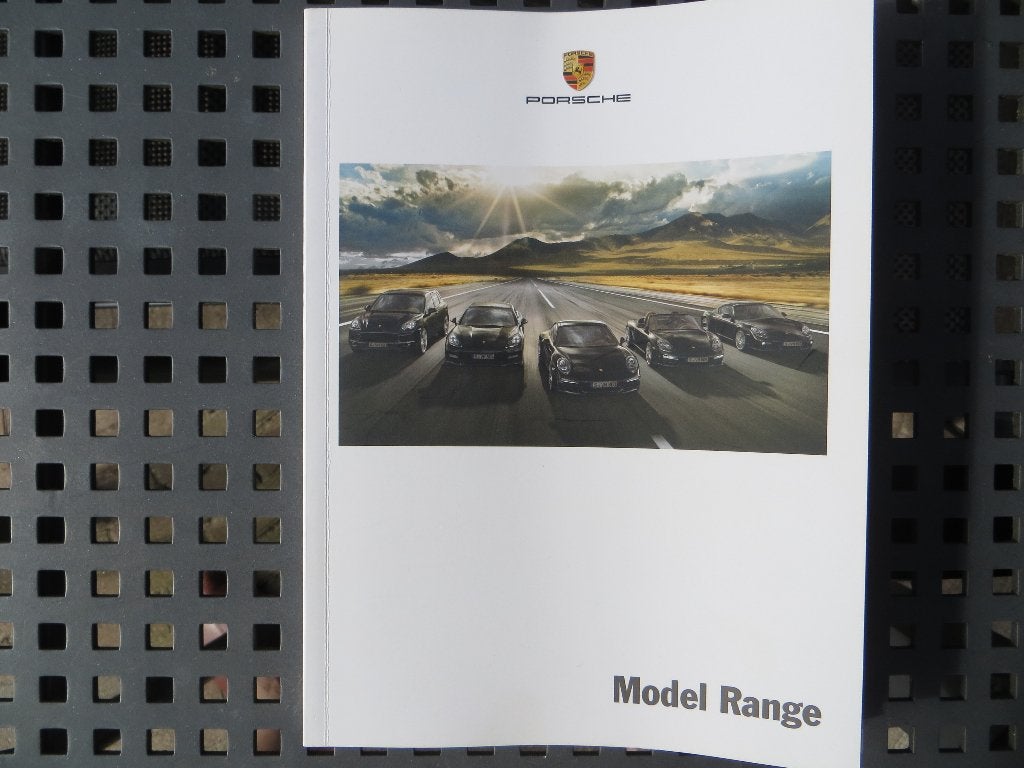 Porsche Model Range 911, Boxster, Panamera, Cayenne (2011), Boeken, Ophalen of Verzenden, Nieuw, Porsche