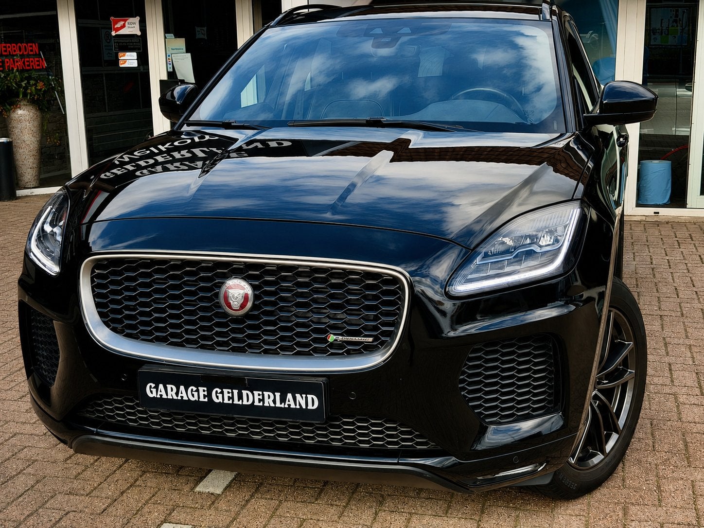 Jaguar E-PACE 2.0 P250 AWD R-Dynamic SE | PANO | LEDER | NAV, Auto's, Automaat, Dealer onderhouden, 249 pk, Gebruikt