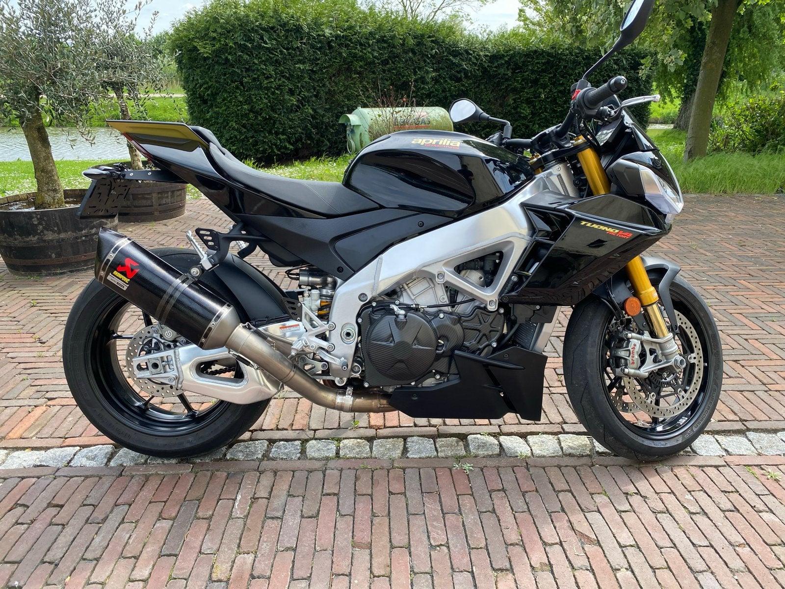 Aprilia Tuono V4 Factory 2022 Akrapovic, Traction Control, Occasion, 4 cilinders, Motorrijbewijs A