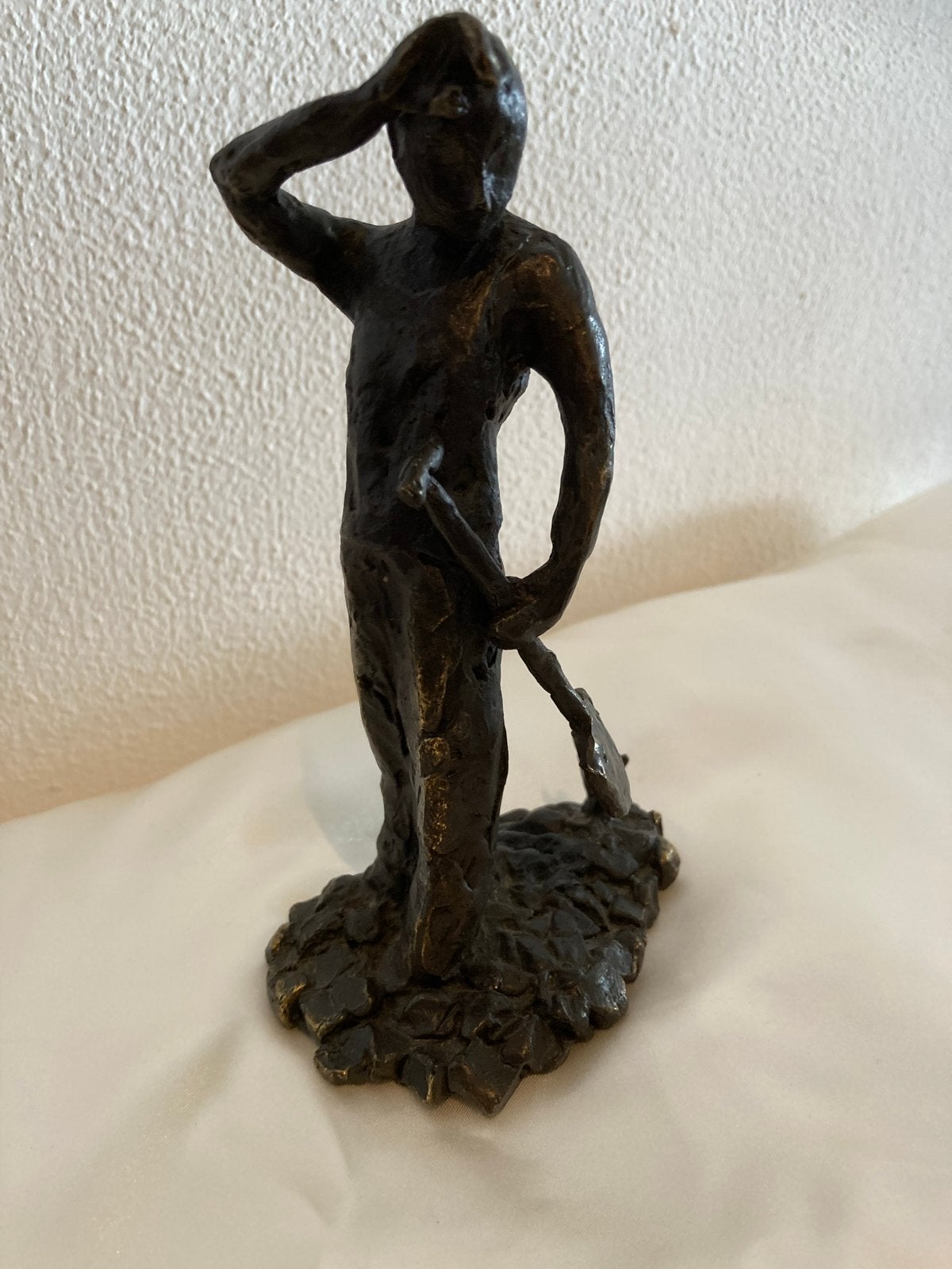 De dijkwerker - Jaap Hartman (1950) - 17,5 cm, Antiek en Kunst, Minder dan 20 cm, Ophalen of Verzenden, Beeld, Bruin