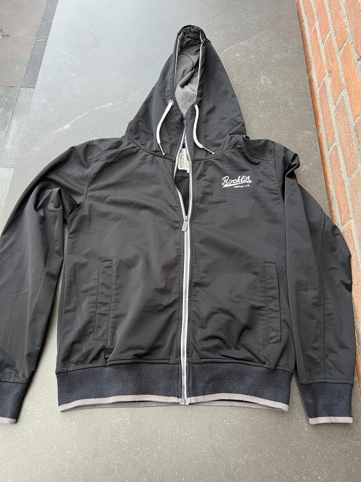 Rocklin Company Ltd. Zwart Jack met Capuchon - Maat M, Ophalen of Verzenden, Nieuw, Maat 48/50 (M), Zwart