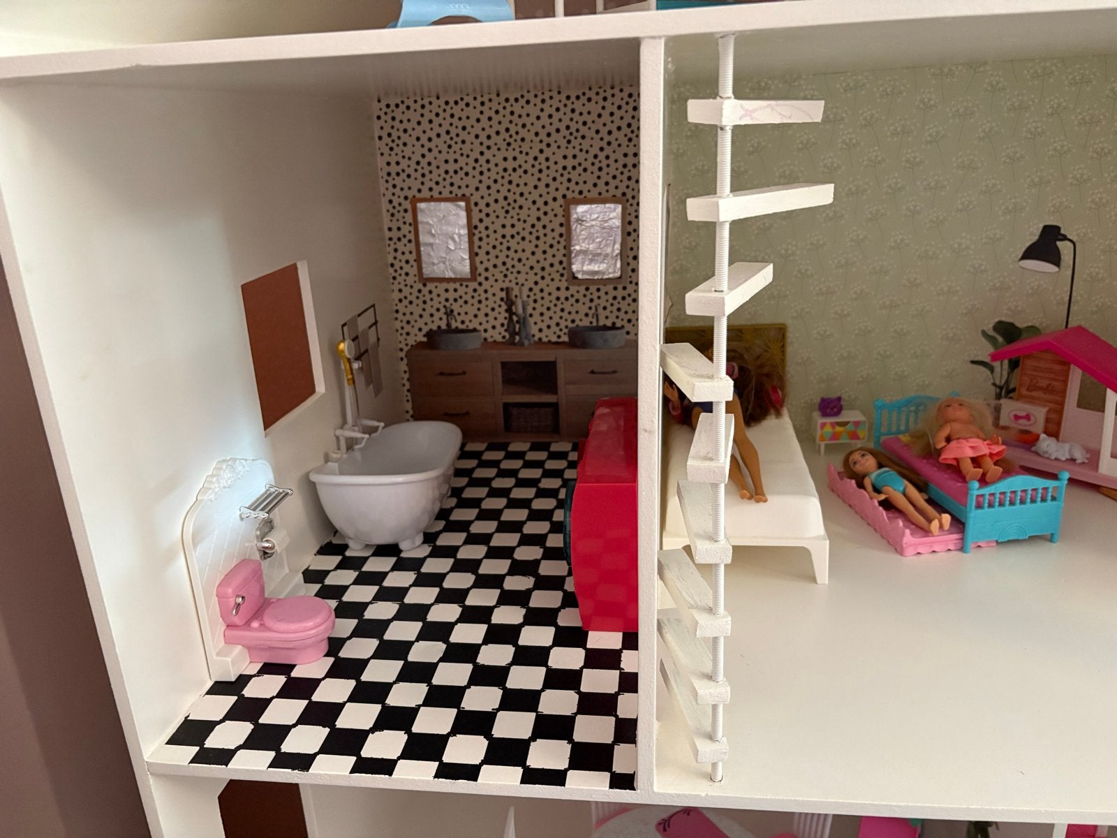 Foto 4 van Groot Barbie huis met veel extra's en accessoires