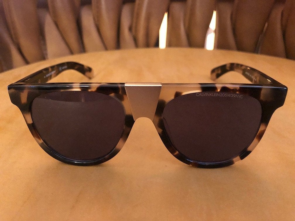 NIEUWE EXCLUSIEVE Calvin Klein ZONNEBRIL CKNYC1851S 244, Overige merken, Zonnebril, Bruin, Nieuw