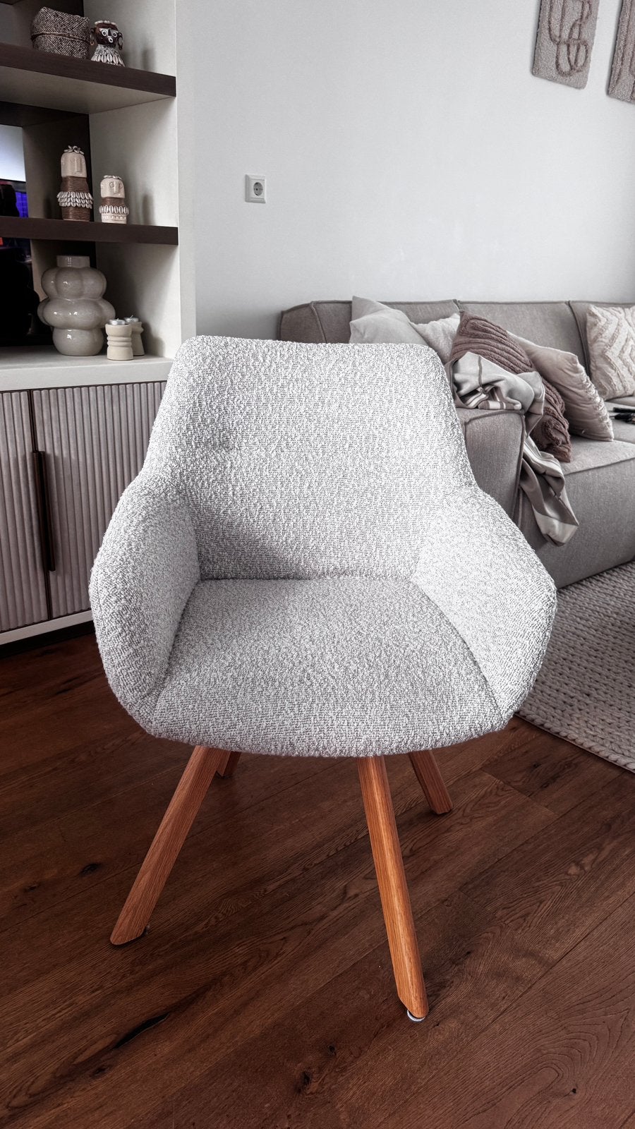 4 licht grijze stoelen met houten poten, Ophalen, Zo goed als nieuw, Grijs, Twee