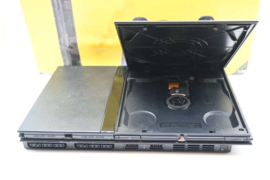 Playstation 2 Slim Boxed + 2 Controllers, Gebruikt, Sony Interactive Entertainment Europe Ltd, 10 Great Marlborough Street, London, W1F 7LP, UK