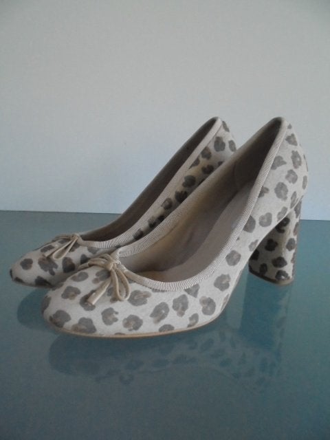 Clarks 39 Nieuwe leopard hakken | Gratis verzenden, Kleding | Dames, Schoenen, Pumps, Verzenden, Beige, Zo goed als nieuw