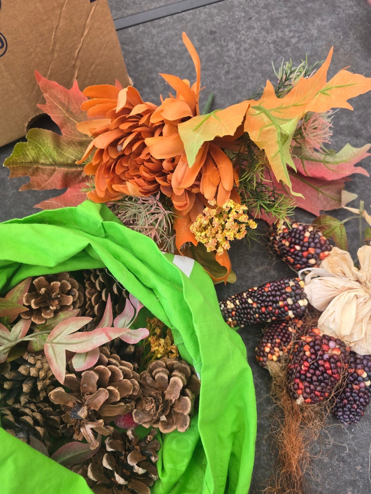 Herfstdecoratie set: dennenappels, kunstbloemen en maïs (D4), Ophalen of Verzenden, Gebruikt