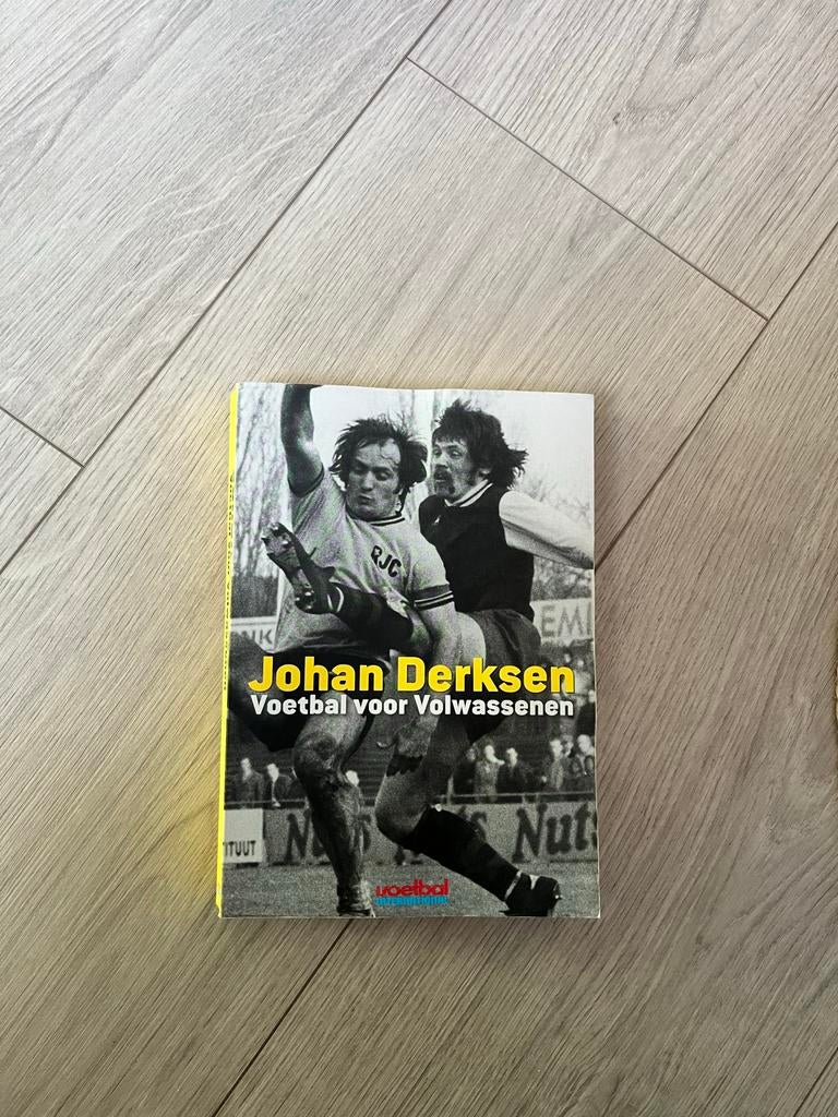 Johan Derksen - Voetbal voor Volwassenen Boek, Ophalen of Verzenden, Gelezen, Balsport