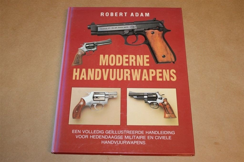Moderne Handvuurwapens — Naslagwerk Pistolen en Revolvers, Boeken, Ophalen of Verzenden, Tweede Wereldoorlog, Gelezen, Overige onderwerpen