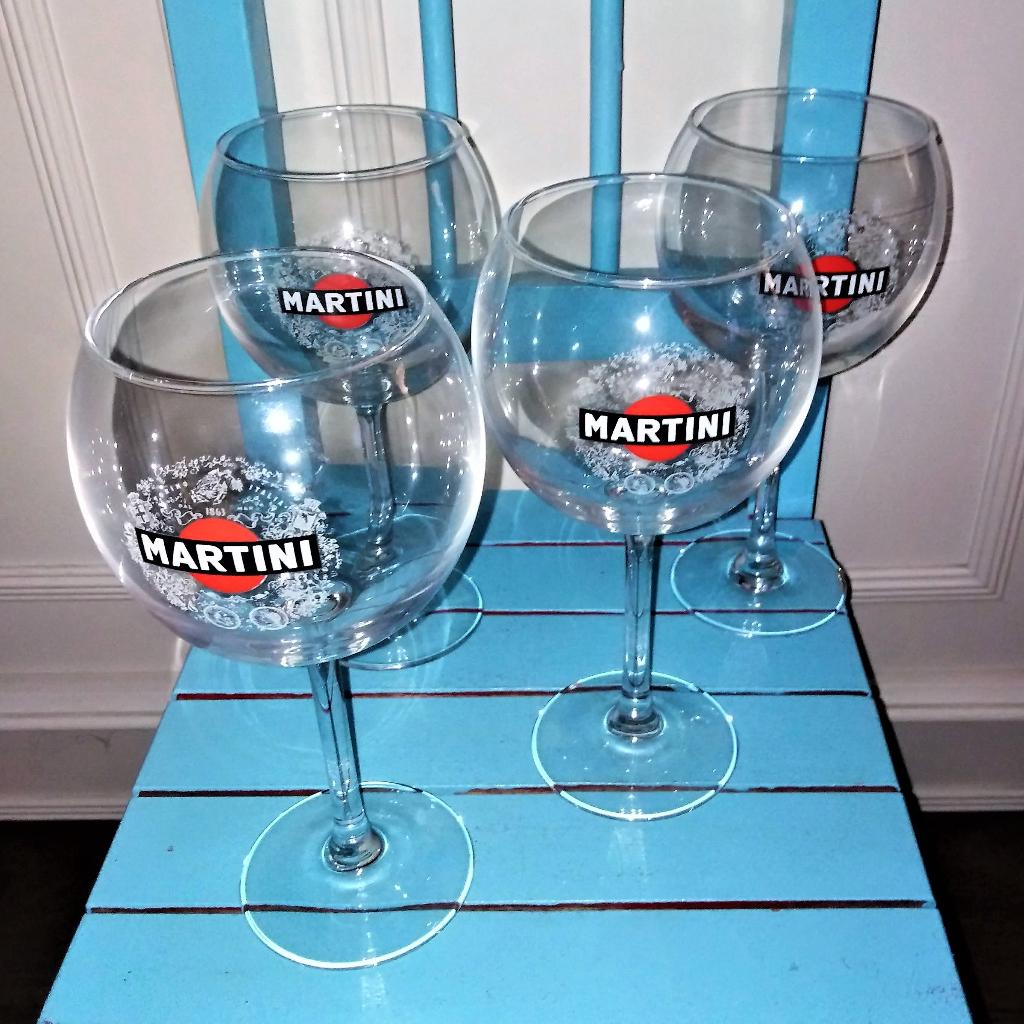 Martini luxe hoge bol glazen op voet set van 4 stuks, Huis en Inrichting, Keuken | Servies, Ophalen, Glas of Glazen, Overige stijlen