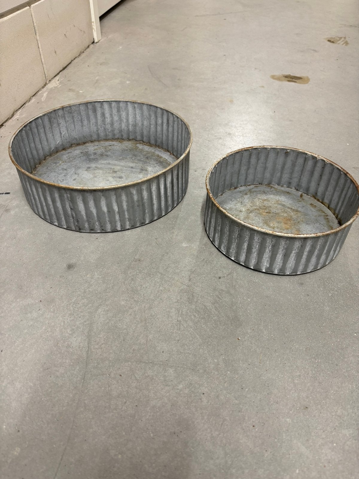 Zinken bloembakjes set van 2, Ophalen, Minder dan 30 cm, Rond, Zo goed als nieuw