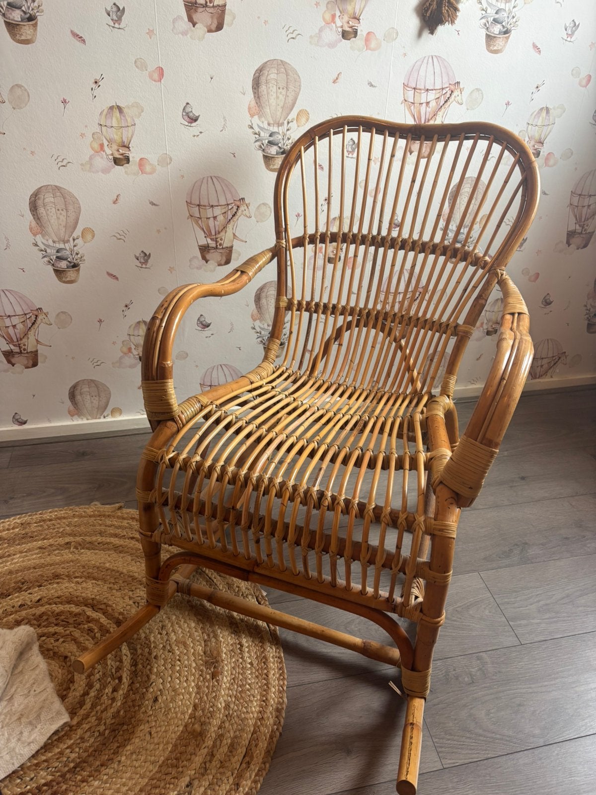 Rotan schommelstoel, Kinderen en Baby's, Kinderkamer | Tafels en Stoelen, Ophalen, Zo goed als nieuw, Stoel(en)
