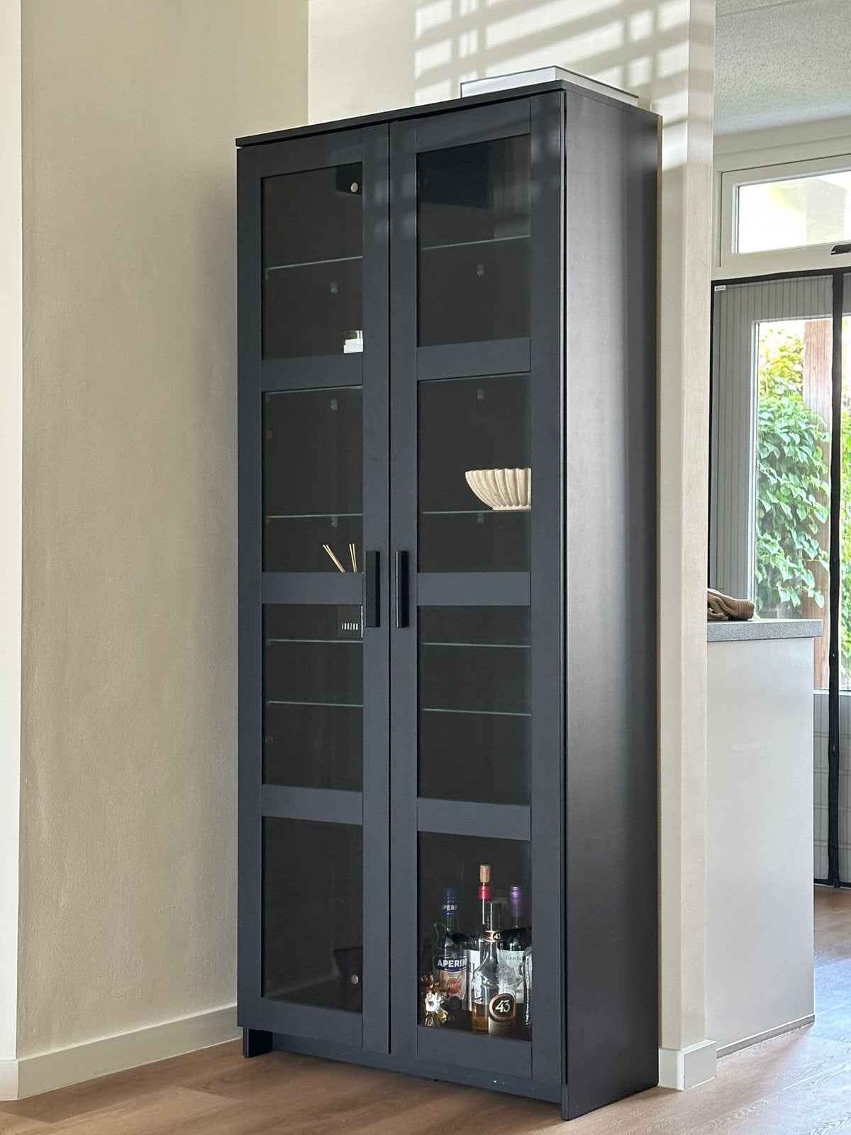 Moderne vitrinekast met glazen planken - Zwart, Ophalen, Gebruikt, 50 tot 100 cm, 150 tot 200 cm